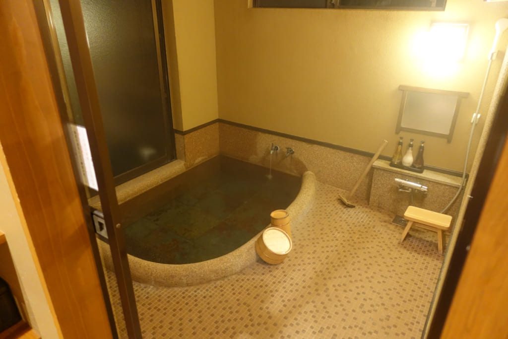 Bain intérieur de ma chambre au Takanosu Onsen