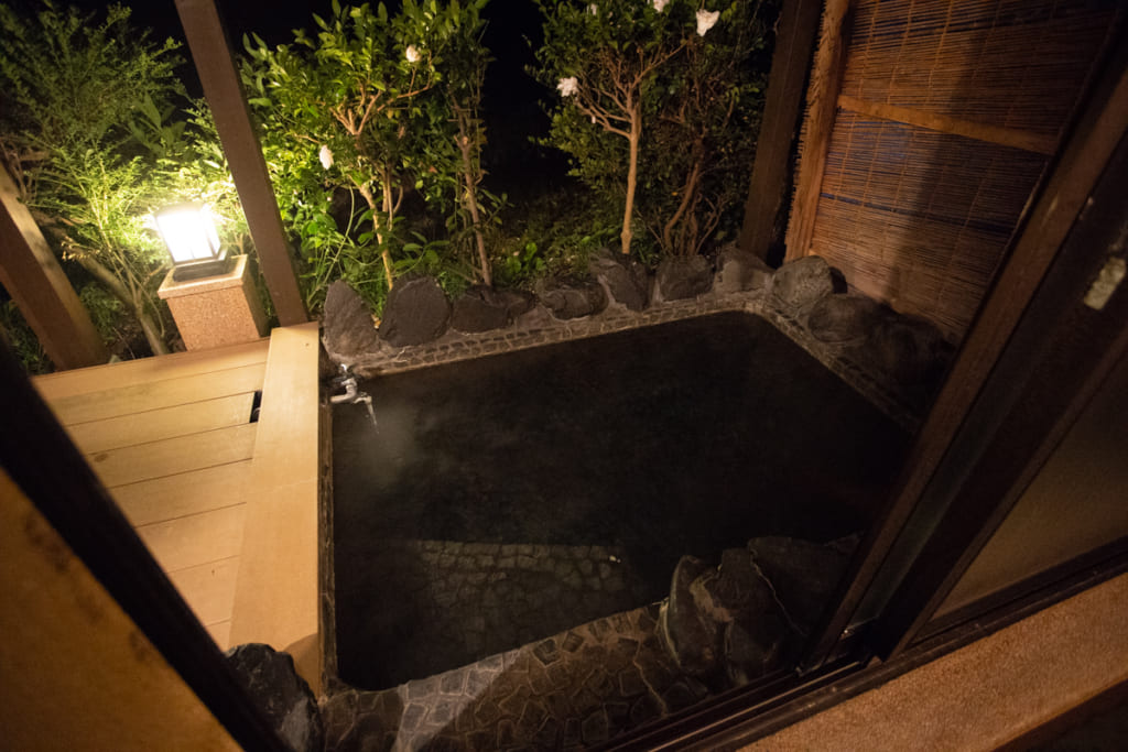 Bain onsen privatif extérieur de ma chambre au Kikuya