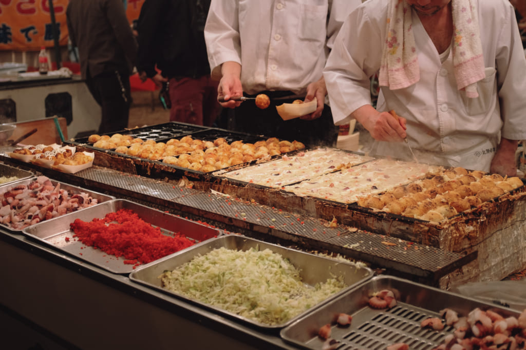 stand de takoyaki à toyama pour célèbrer le hanami