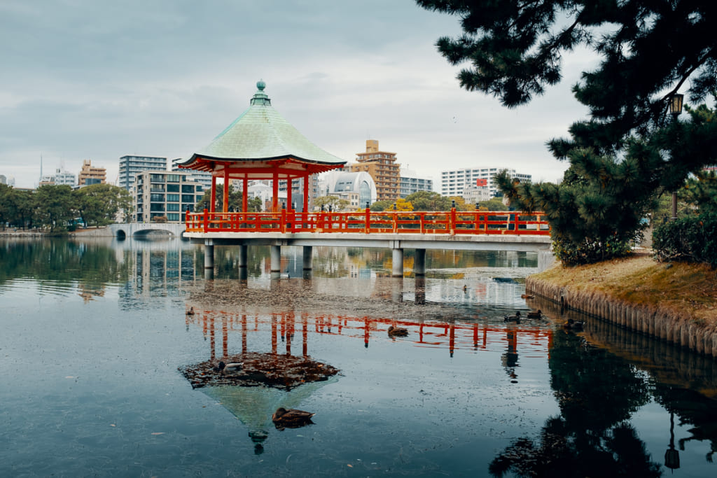 Petit ponton japonais dans le lac du parc Ohori, à Fukuoka