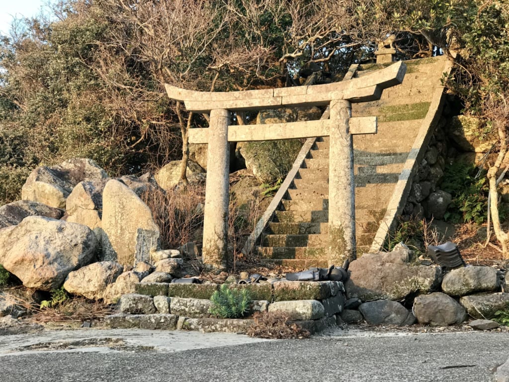 Torii menant à un temple de l'île