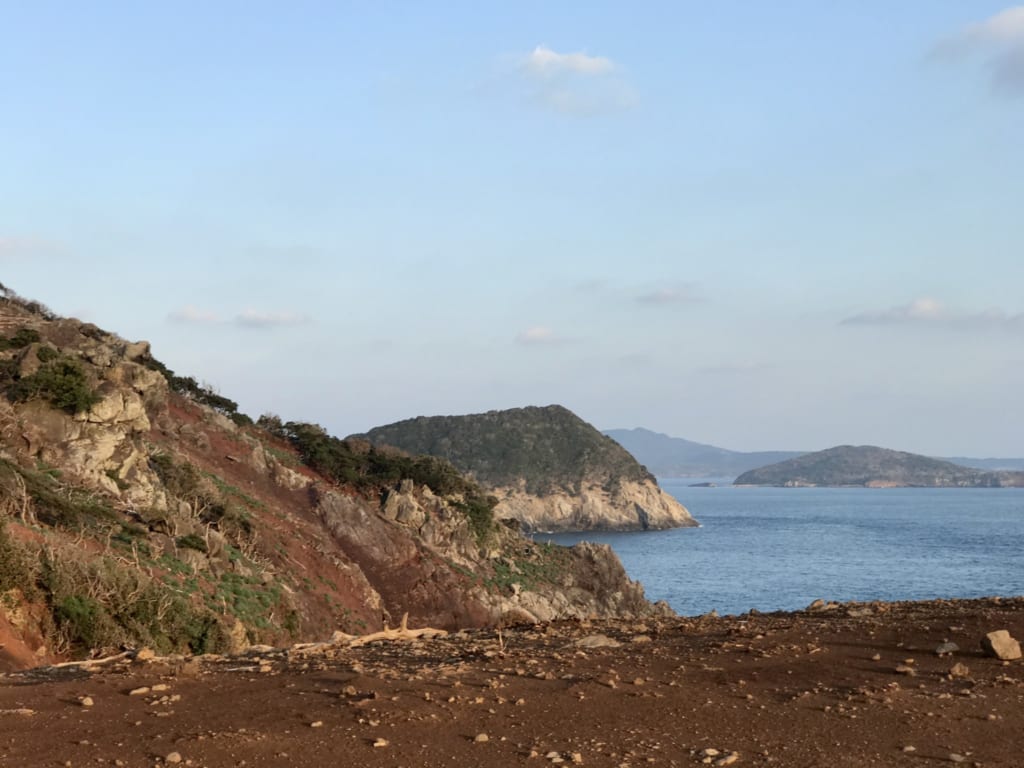 Les côtes sauvages de l'île abandonnée de Nozaki