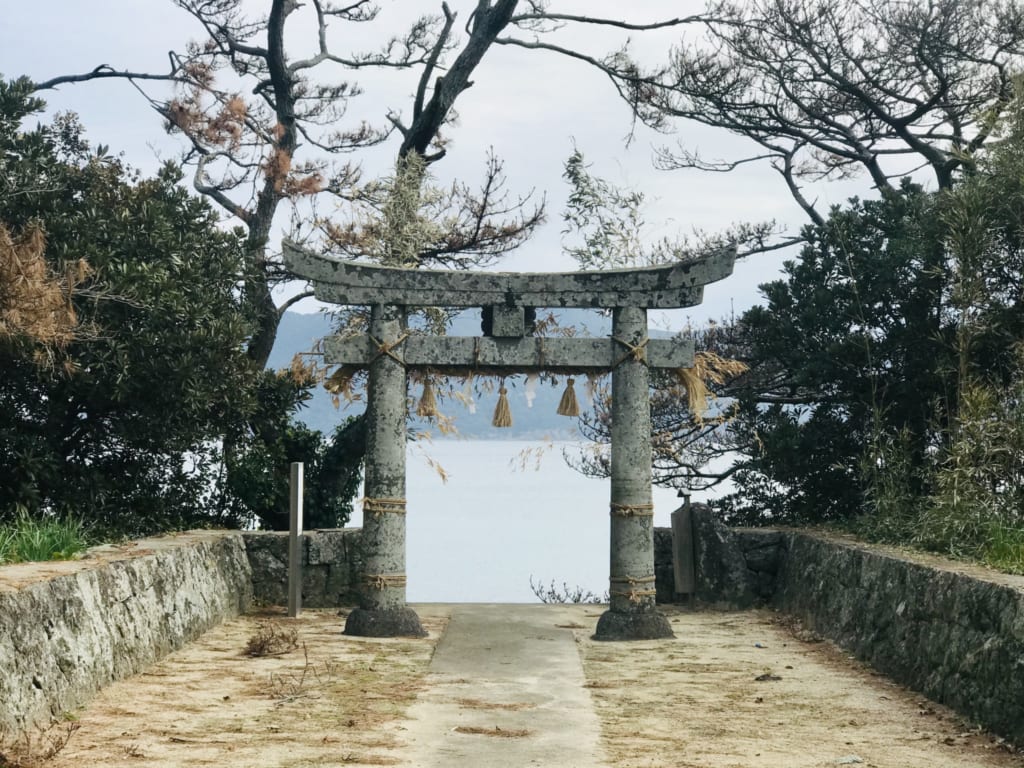 Un torii sur l'île d'okika, non loin de la maison de la famille japonaise dans laquelle j'ai passé ma soirée
