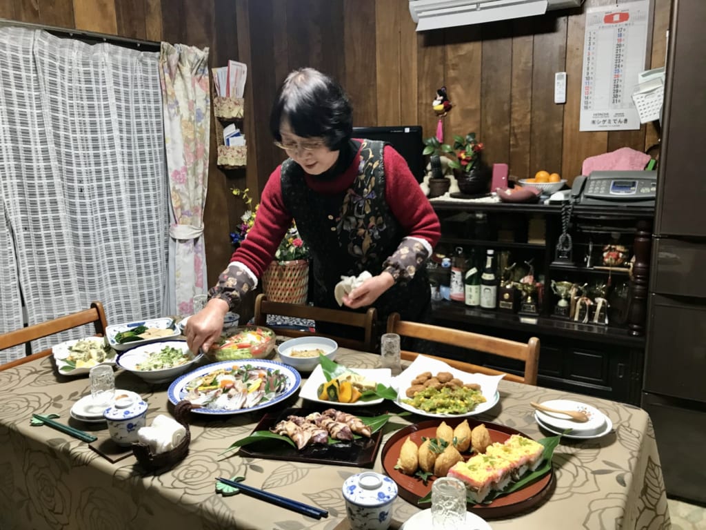 Un repas gargantuesque dans une famille japonaise