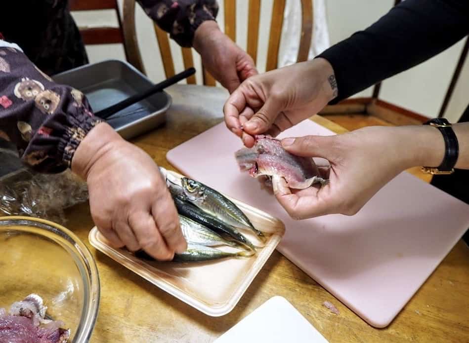 Préparation des poissons expliquée par la famille japonaise chez qui je prenais mon dîner