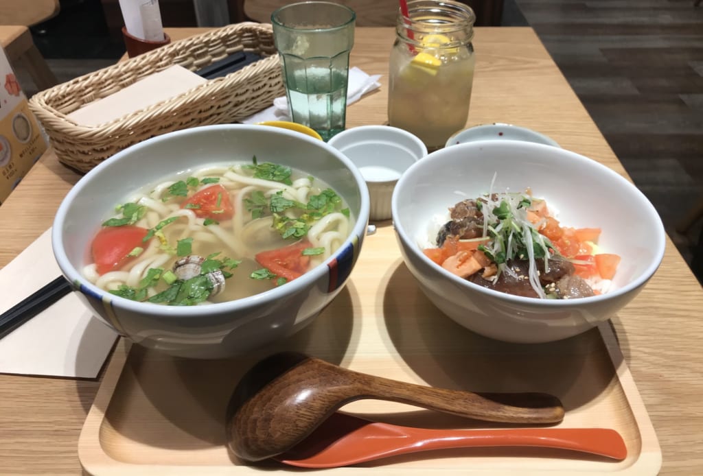 Repas à bord du bâteau menant à l'île ojika