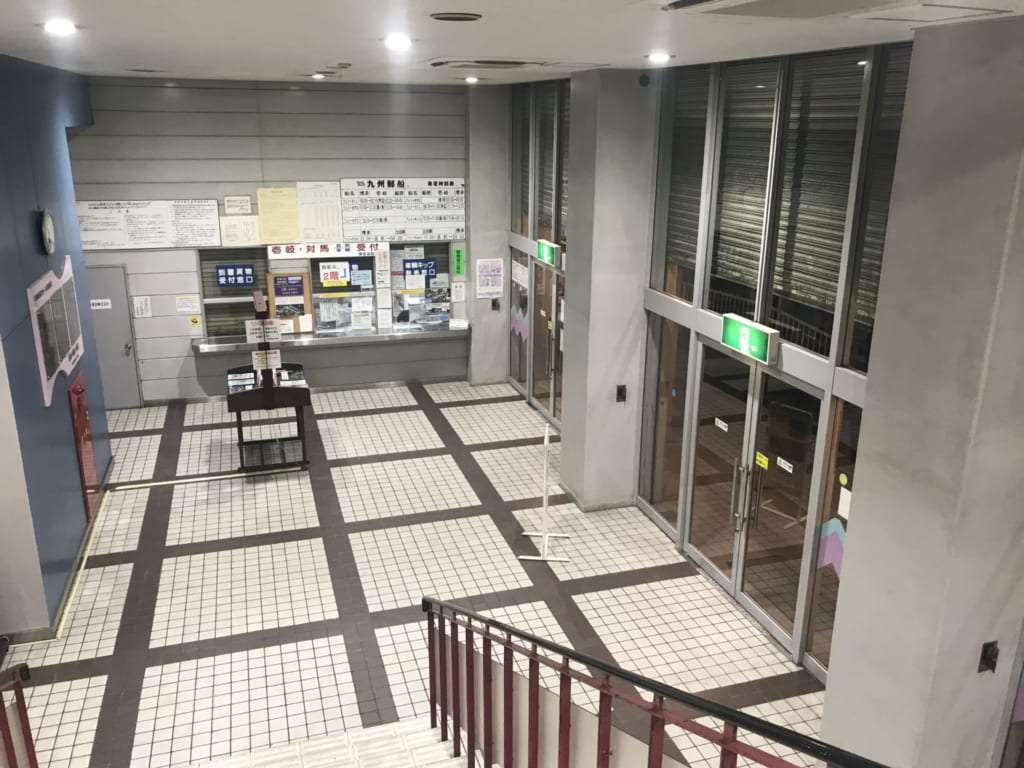 couloir menant au comptoir pour acheter mon billet de bateau