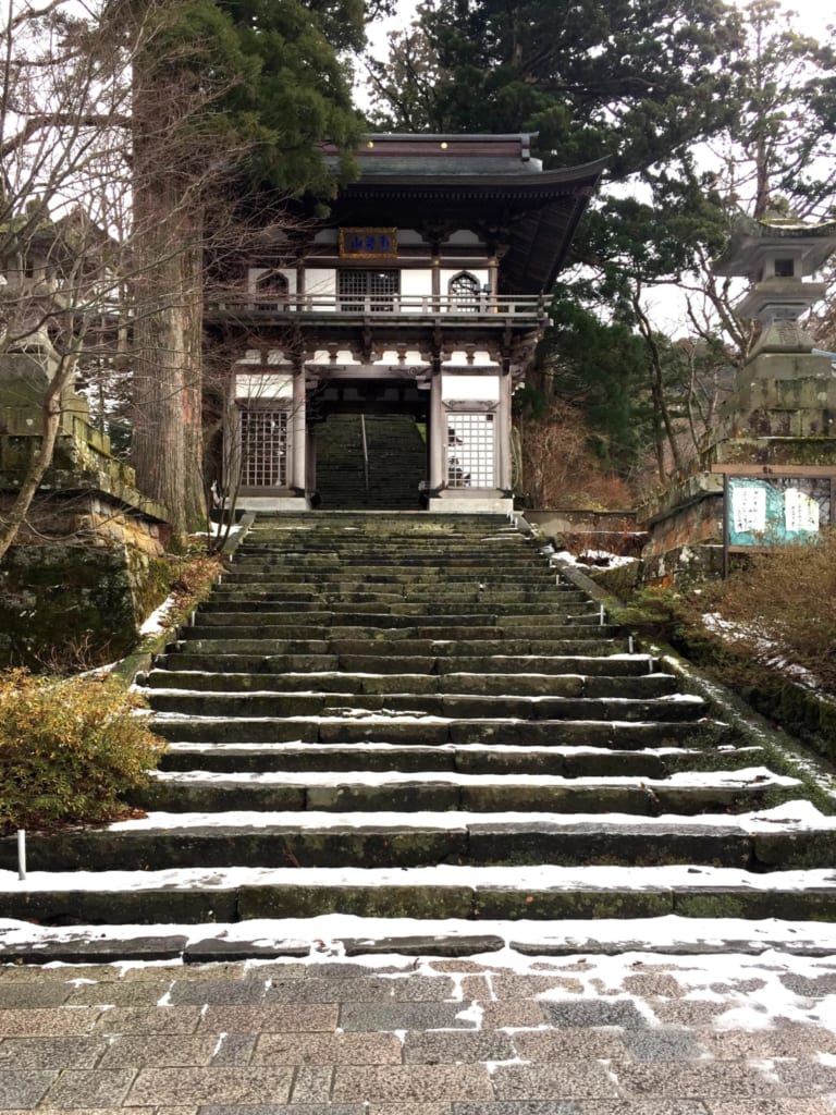 des marches menant au sanctuaire ogamiyama