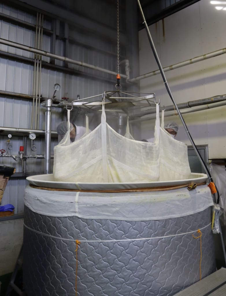 cuve pour le trempage et la cuisson du riz en vue de faire du saké dans la brasserie Chiyo Musubi