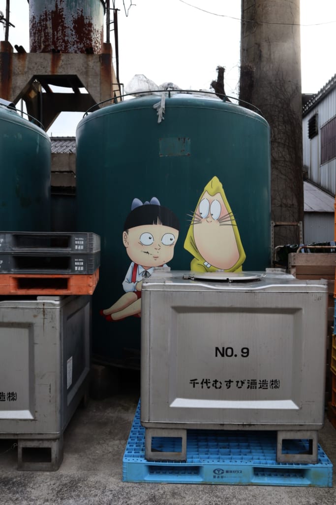 des yokai japonais se cachent sur les cuves de la brasserie de saké chiyo musubi, à sakaiminato