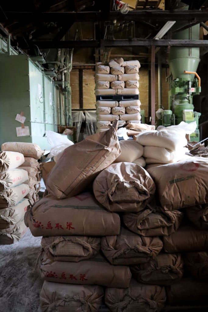 le polissage du riz à la brasserie Chiyo Musubi