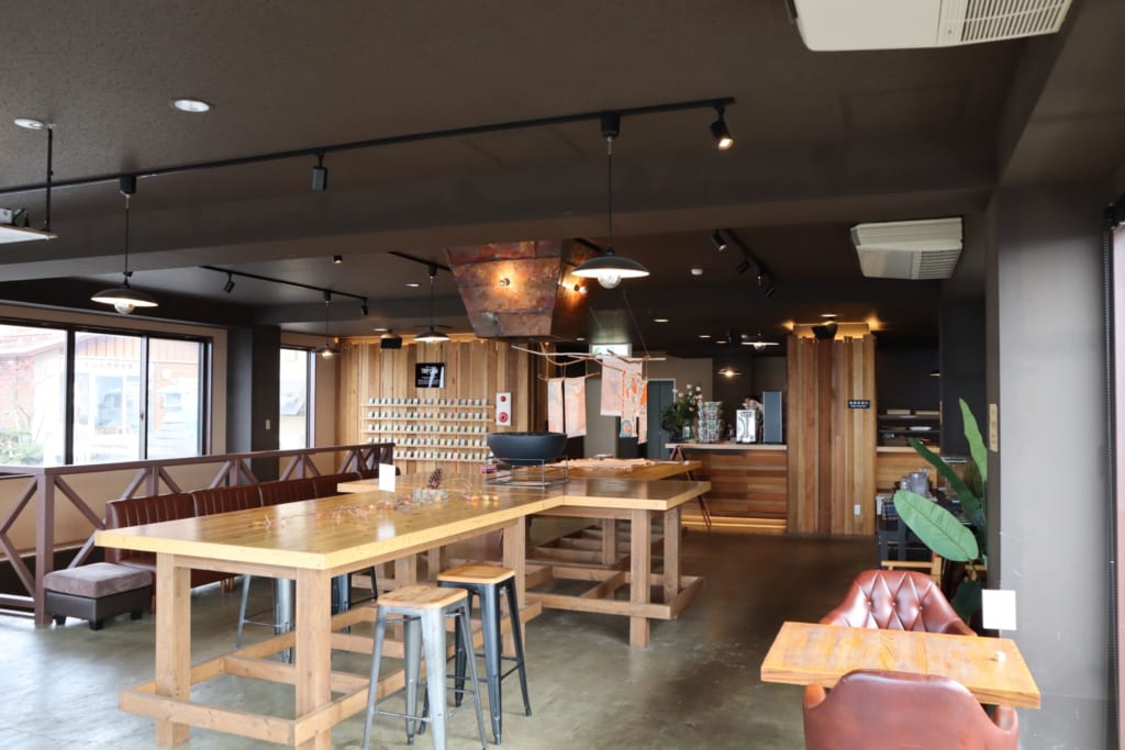 salle à manger du café Komorebito Sunset Café