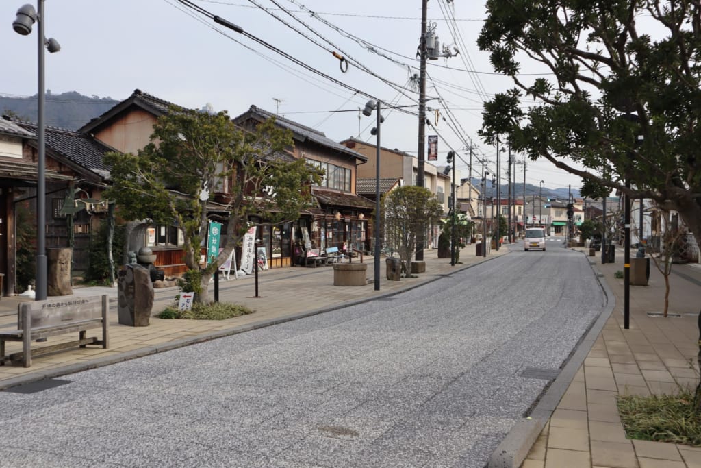 la rue de mizuki shigeru road, connue pour abriter de nombreuses photos de yokai japonais