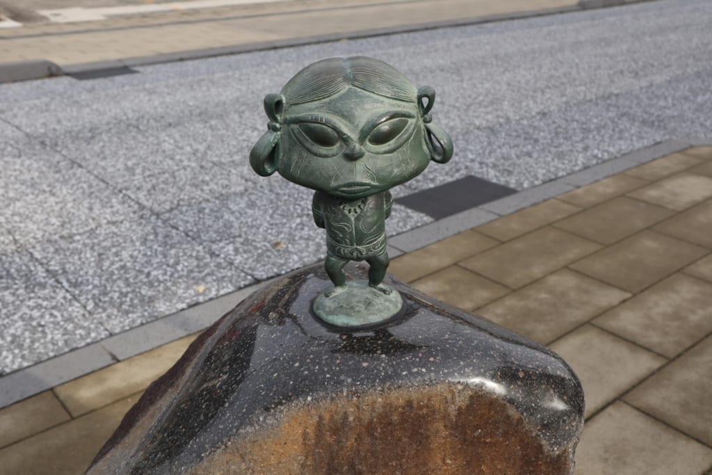 statue d'un yokai japonais dans les rues de sakaiminato