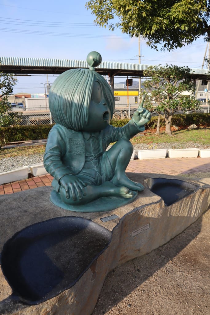 statue de yokai japonais tiré du manga ge ge no kitaro