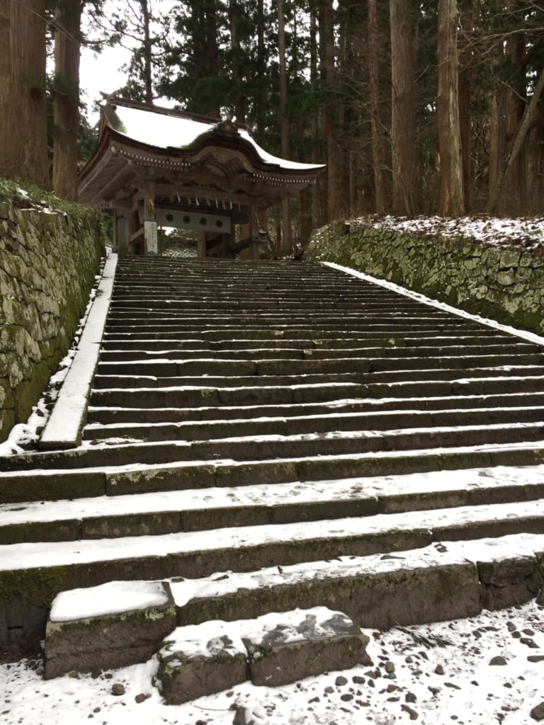 marches recouvertes de neige menant au sanctuaire ogayama