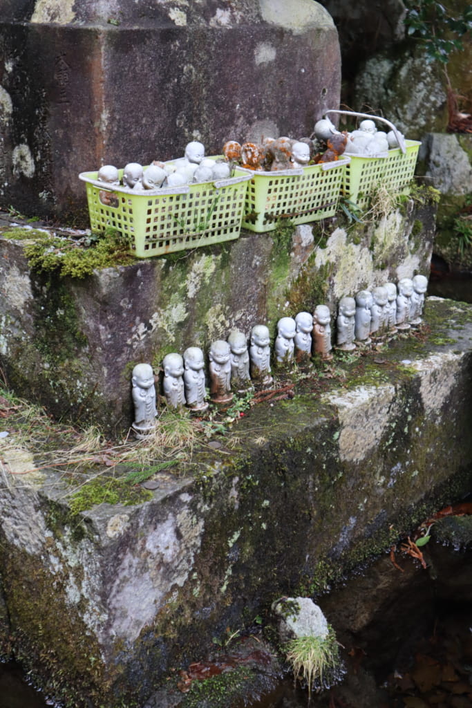 de nombreuses petites statuettes de bouddha