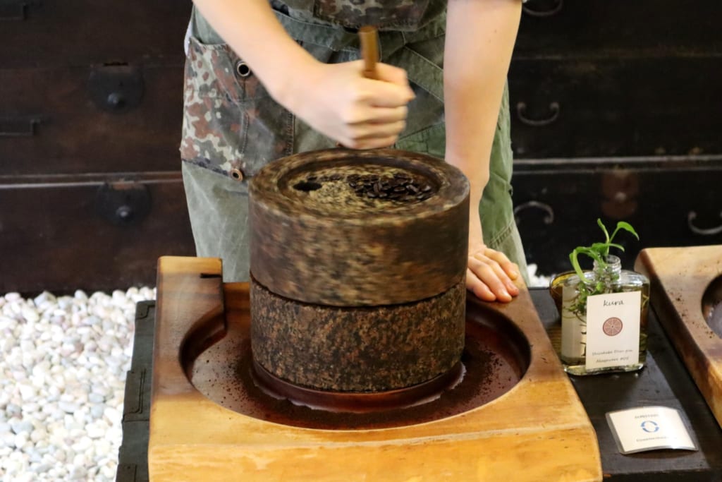 moudre son café à Kura, dans la préfecture de tottori