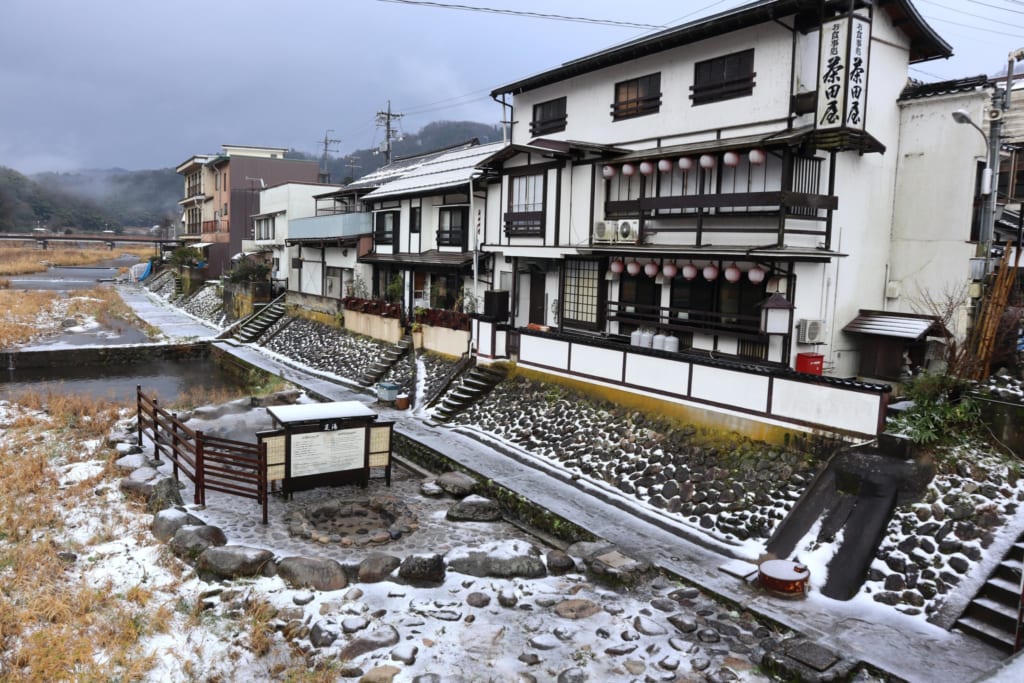 Les rues de la station thermale de misasa en hiver