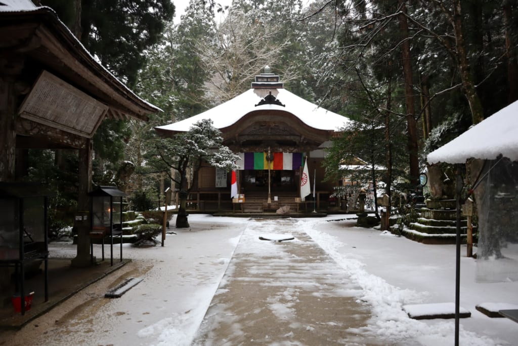 Le temple mageiredo sous la neige