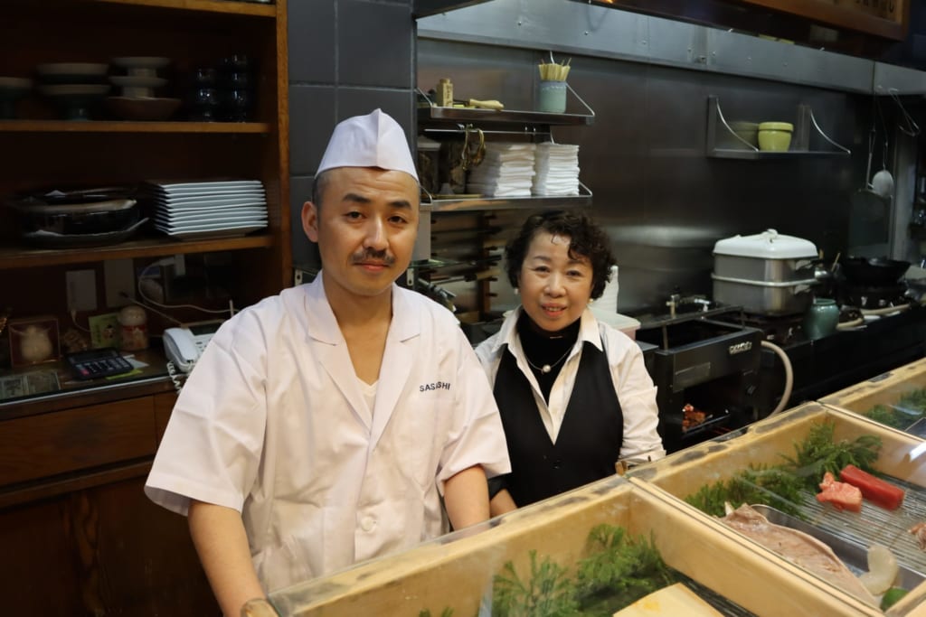 Le couple tenant le restaurant de sushi chez sasa sushis