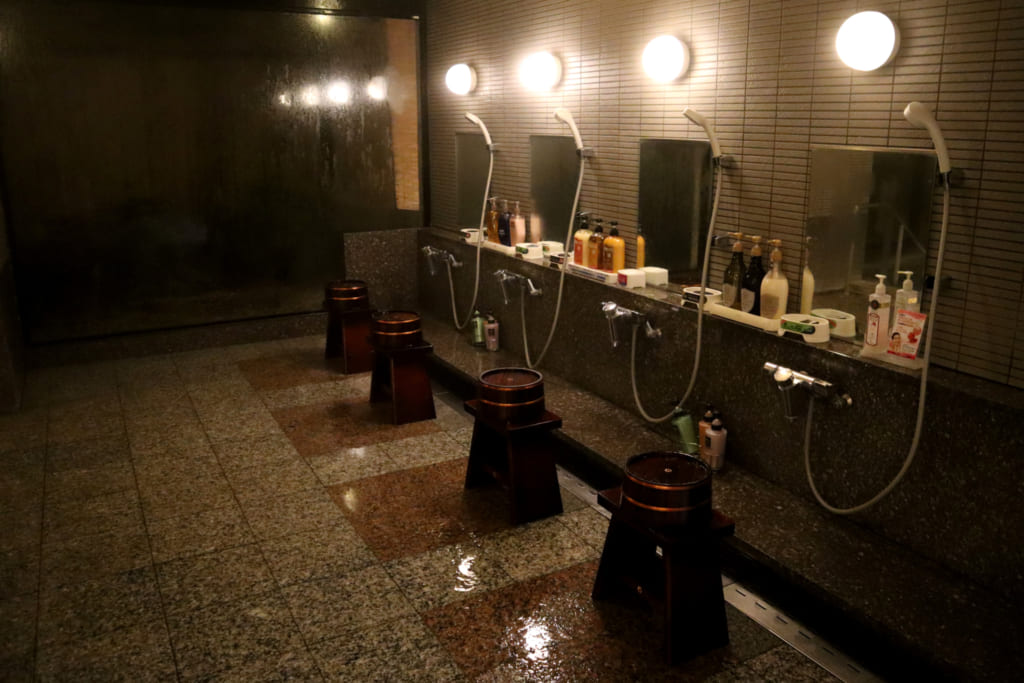 petites douches où se laver avant de profiter des eaux thermales de yumura onsen