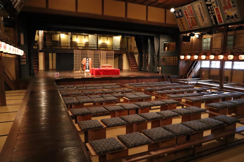 la salle du théatre eirakukan