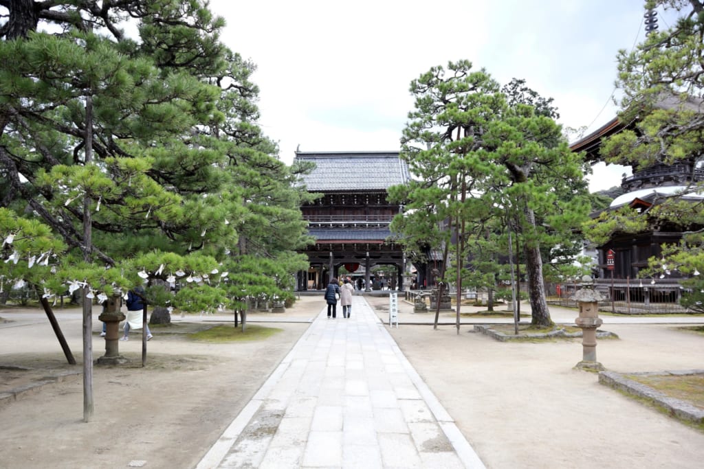 la longue allée menant au temple chionji