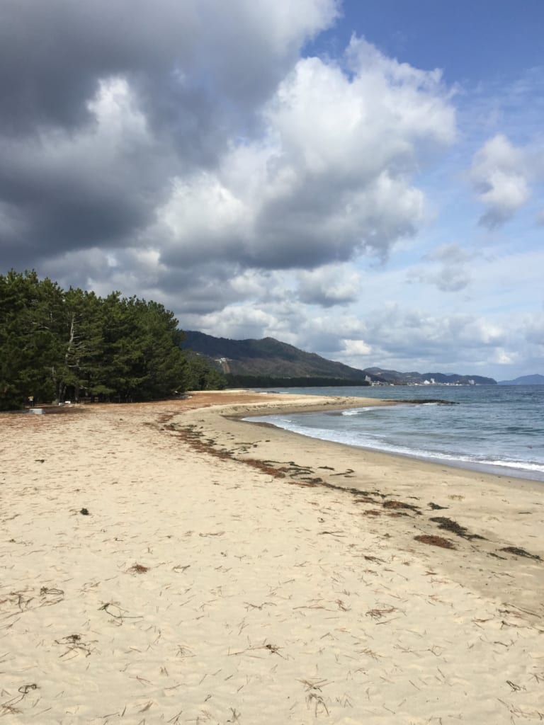 Bande de plage le long de la mer du Japon