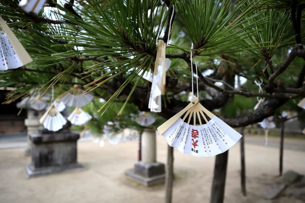 omikuji en forme d'éventail au temple chionji