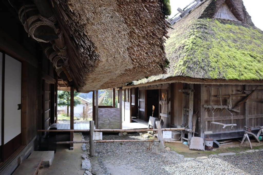 Les épais toits de chaume de kayabuki no sato