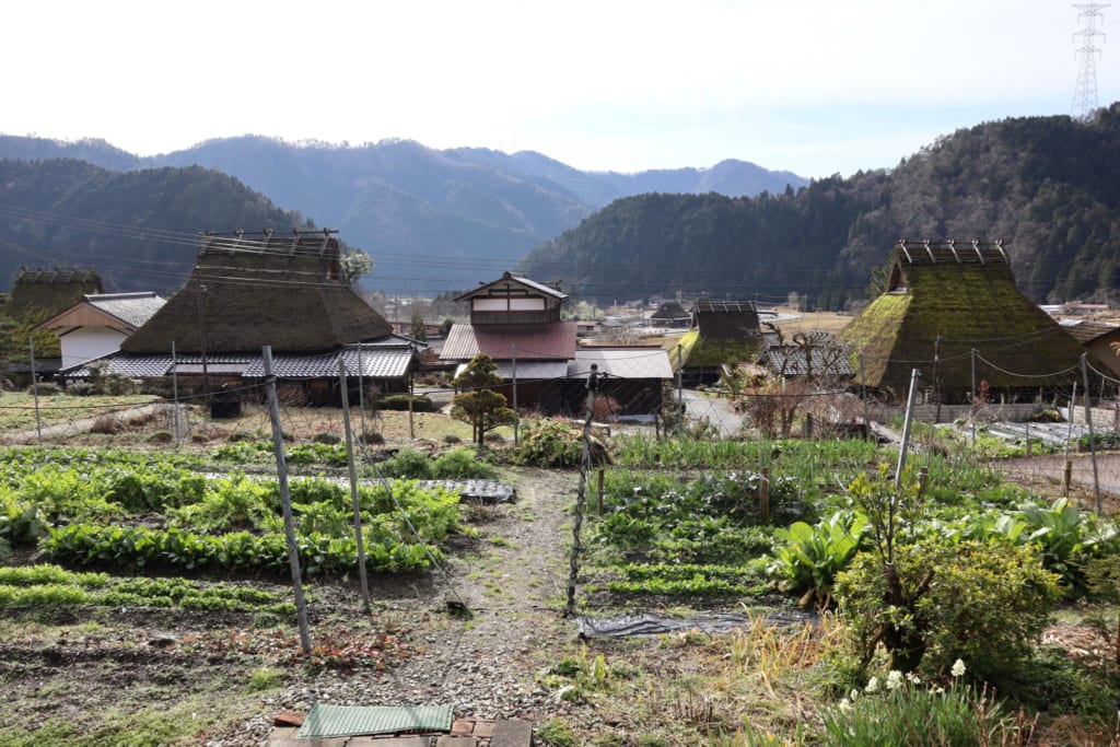 Le village de kayabuki no sato et ses jardins potagers
