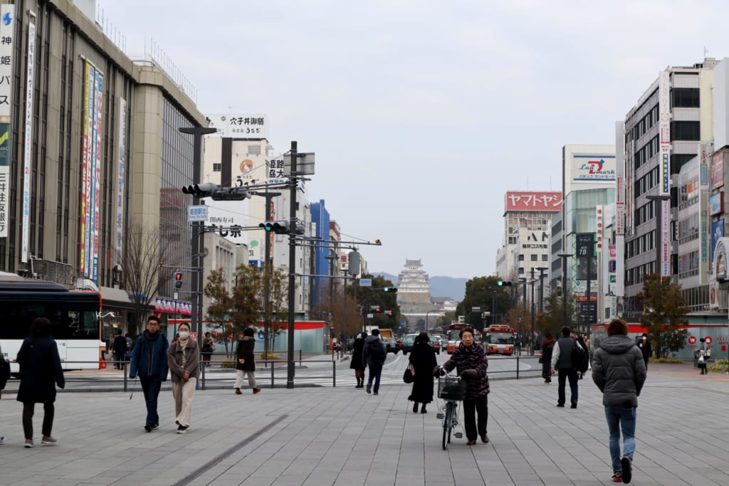 Le château de himeji depuis les rues de la ville