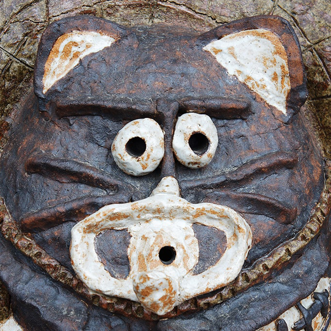 Un tanuki en céramique peu orthodoxe réalisé par un pensionnaire handicapé mental de Shigaraki Seinenryo