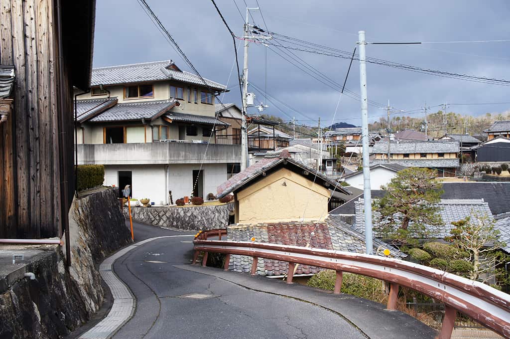Ruelle sinueuse dans le village de Shigaraki, Shiga, Japon
