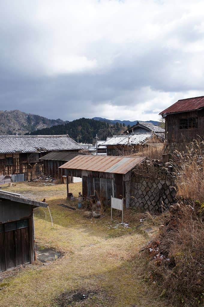 Vue sur le village de Shigaraki et les montagnes au loin