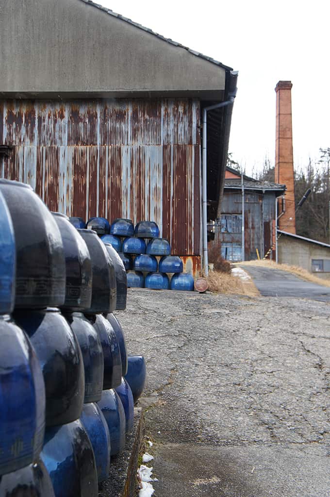 Pots de céramique devant un atelier à Shiagaraki