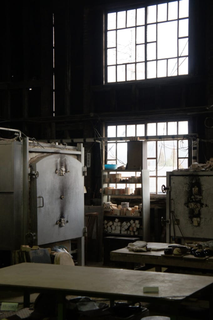 L'intérieur de la boutique Tanikangama, vue de l'atelier