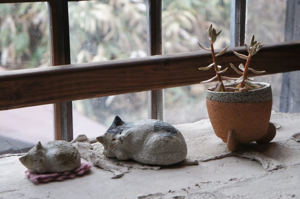 Chats en céramique dans la boutique Tanikangama à Shigaraki