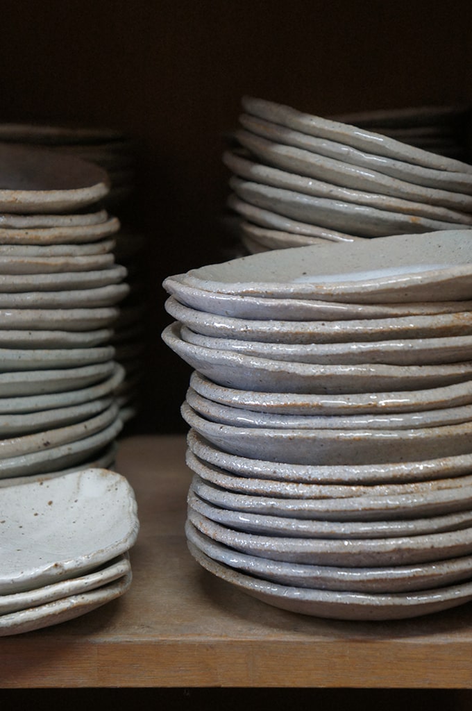 Assiettes réalisées par les pensionnaires de Seinenryo à Shigaraki