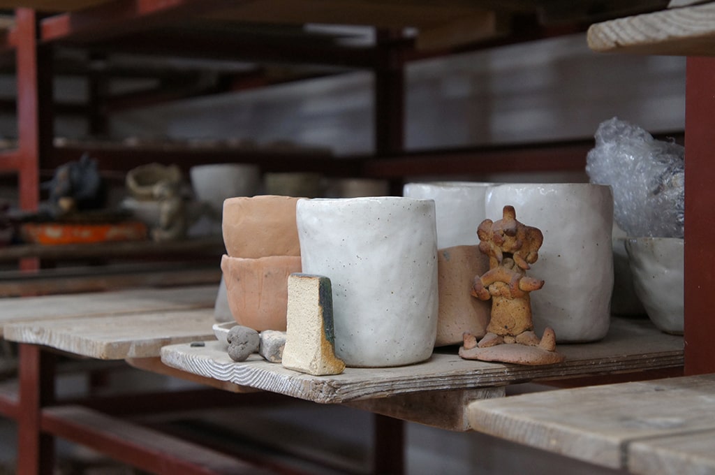 Tasses et petite sculpture en céramique au centre pour personnes handicapées mentales de Shigaraki