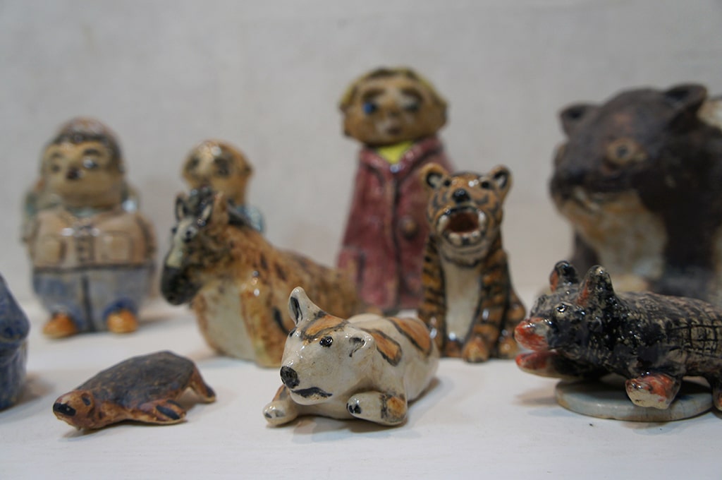Petites sculptures d'animaux et de personnages en céramique créés par les pensionnaires