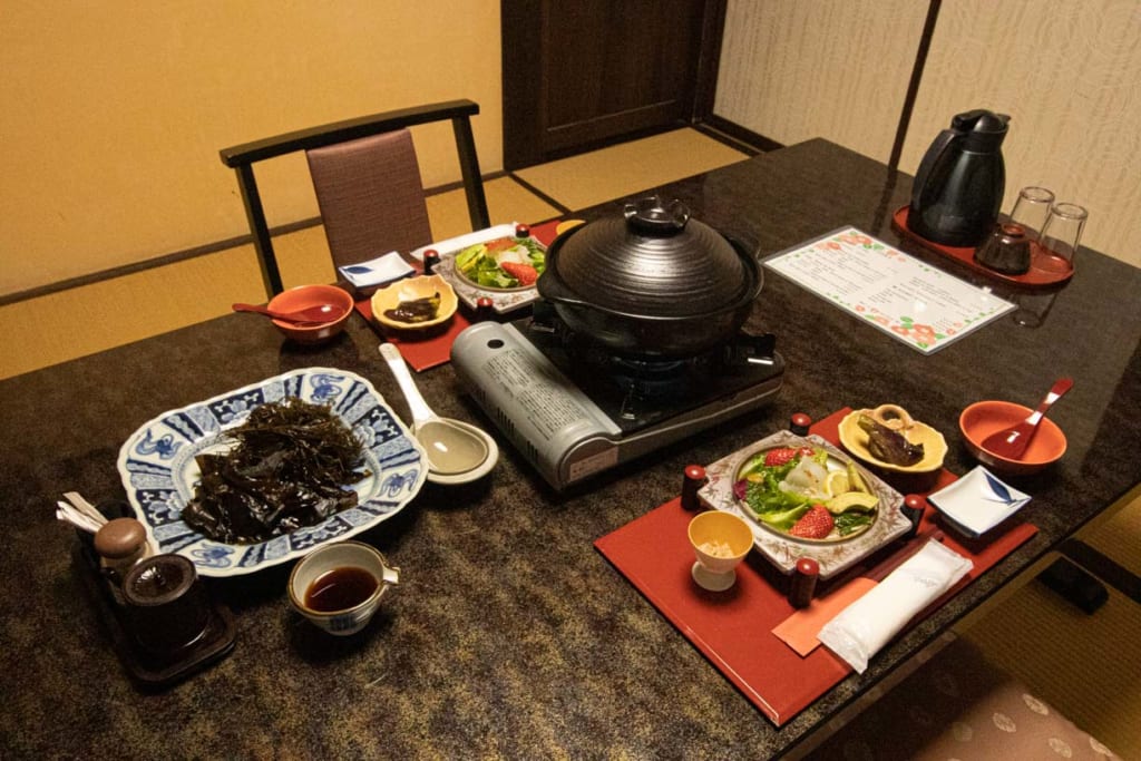 Repas du soir composé de spécialités de l'île de Sado