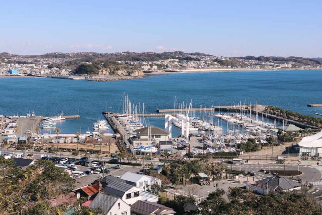 le port d'enoshima vu depuis les hauteurs