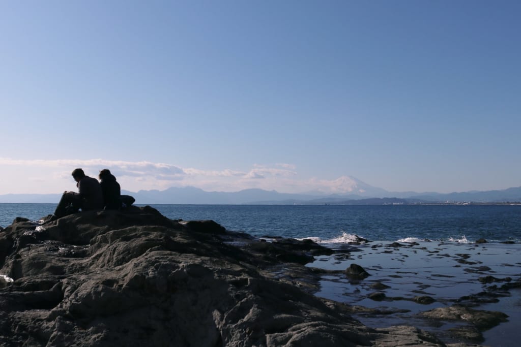 le mont fuji depuis les rives rocailleuses de chigogafuchi à enoshima