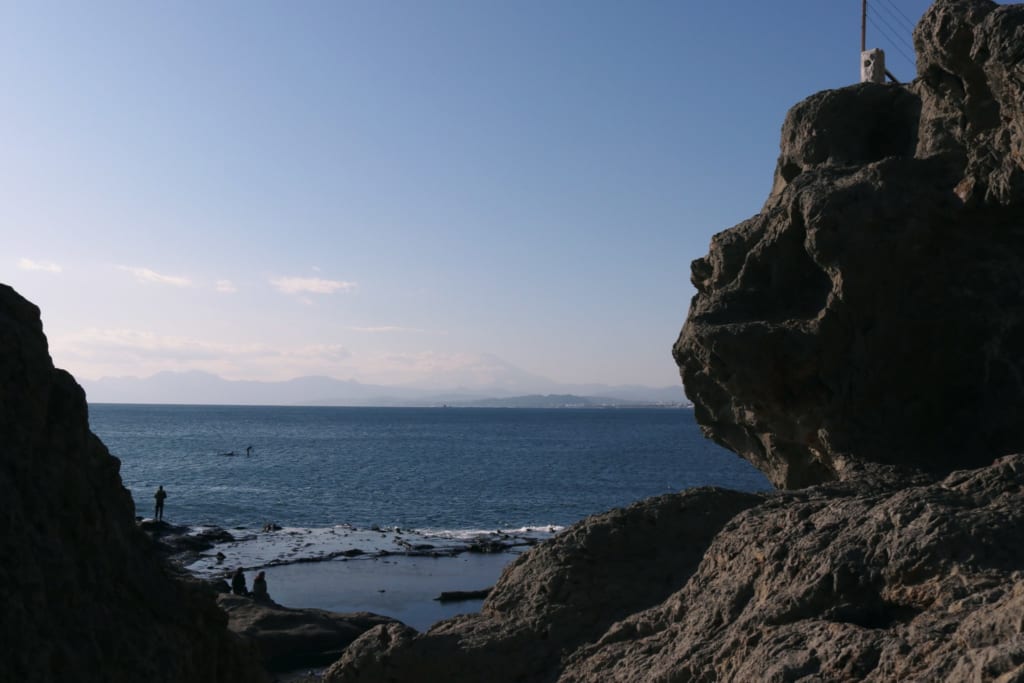 la mer qui s'étend à perte d'horizon depuis enoshima