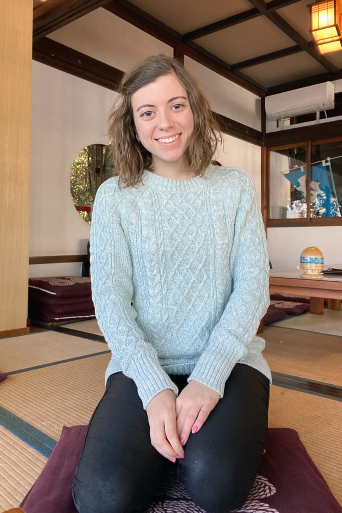 assise dans le restaurant