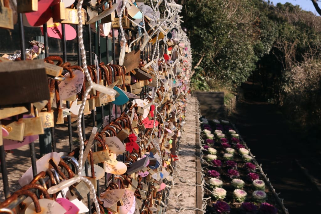 les cadenas accrochés par des amoureux sur l'île d'enoshima