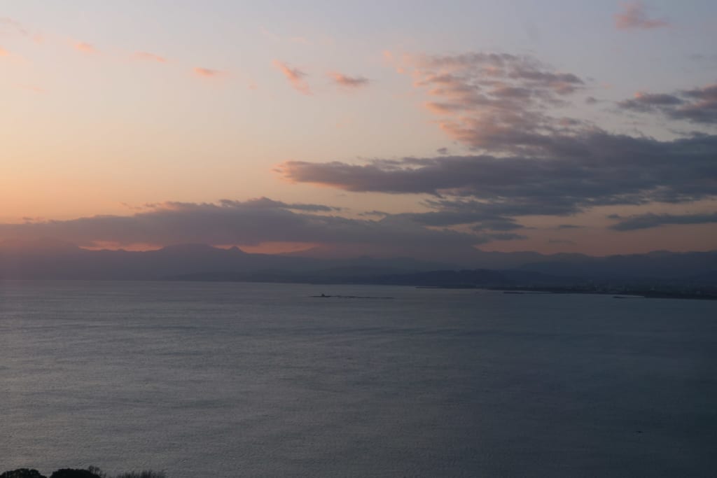 le soleil se couche sur enoshima