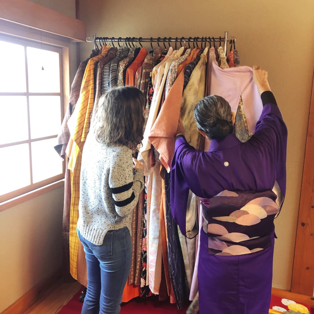 je choisis mon kimono avant d'aller assister à la cérémonie du thé